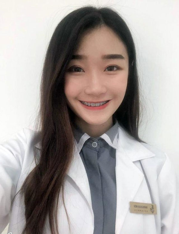 骨灰盒存放架 大马美女从小向往殡葬业