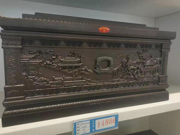 金属存放架 “禁止自带骨灰盒”，殡葬业公益与市场定位纠葛不清