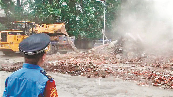 万佛架 殡葬用品店横跨仨单元 30年违建终于拆了