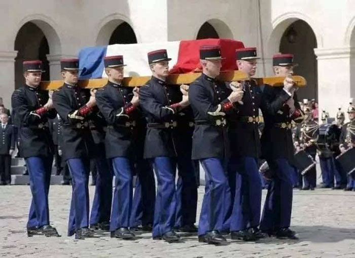 骨灰存放柜 法国老人为自己策划殡仪服务葬礼