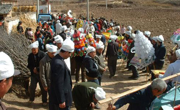 骨灰寄存架 向奢靡殡葬之风说不