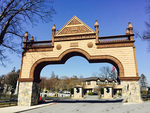 骨灰寄存架 美华人选墓地重风水 纽约墓园迎合华人文化习俗