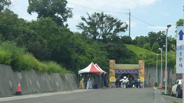 骨灰陈列架 殡葬业者马路搭灵堂导致骑车女子惨死