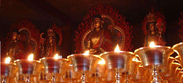 骨灰盒存放架厂家 在家供灯和在寺院供灯有区别吗？