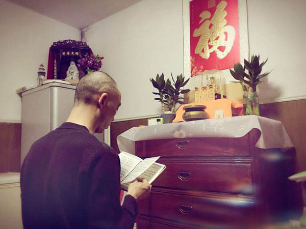 万佛架 在家居士怎样正确称呼出家人？