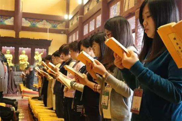 骨灰盒存放架厂家：诵经时总打哈欠流眼泪是怎么回事？