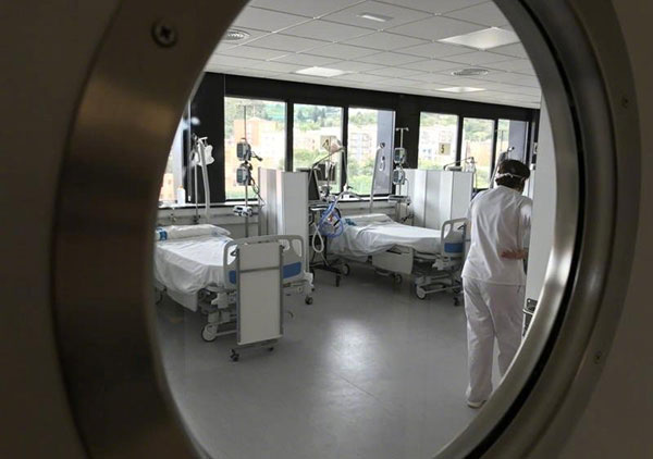 骨灰存放架 天价殡葬费惹怒西班牙人！