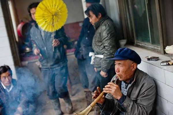 骨灰陈列架 这三种人最高可领两万块，火葬或成为主流！