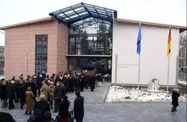 骨灰存放架 看看国外的殡葬教育，一看就知道我们的短板！